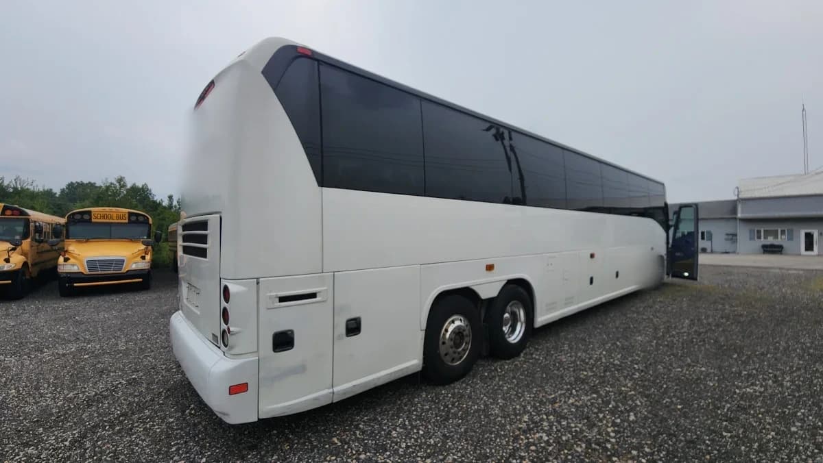 2011 MCI J4500 NEW ENGINE - Image 34