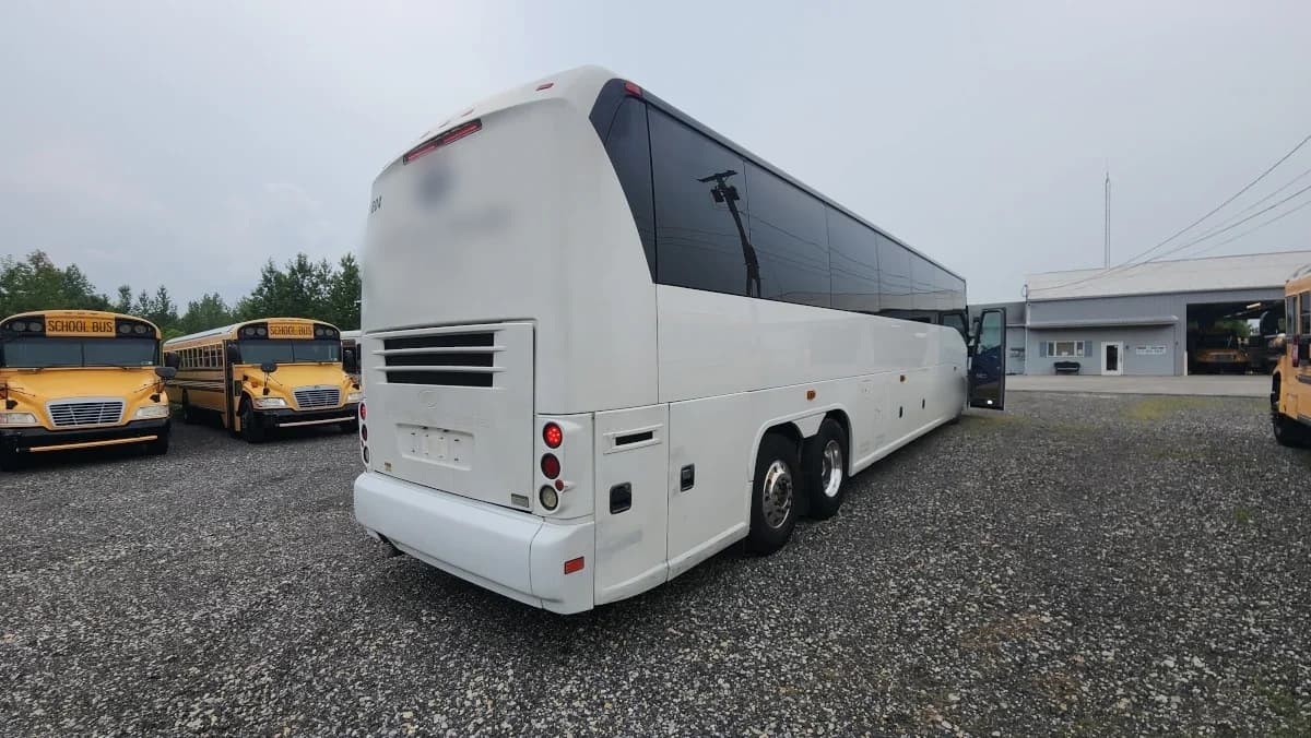 2011 MCI J4500 NEW ENGINE - Image 5