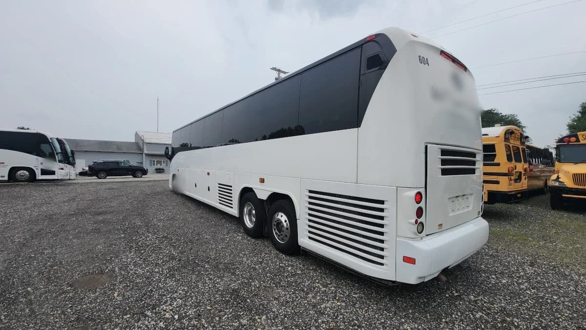 2011 MCI J4500 NEW ENGINE - Image 6