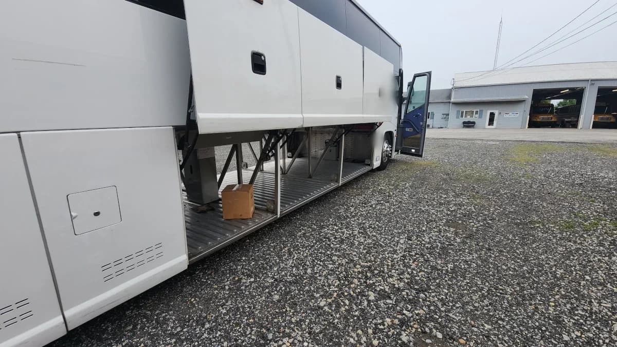 2011 MCI J4500 NEW ENGINE - Image 17