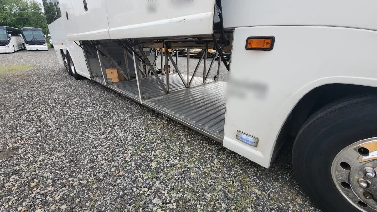 2011 MCI J4500 NEW ENGINE - Image 18