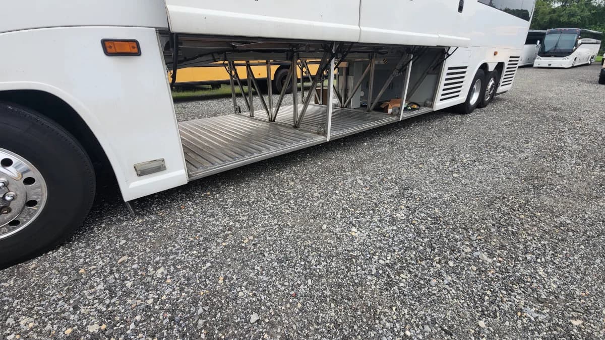 2011 MCI J4500 NEW ENGINE - Image 19