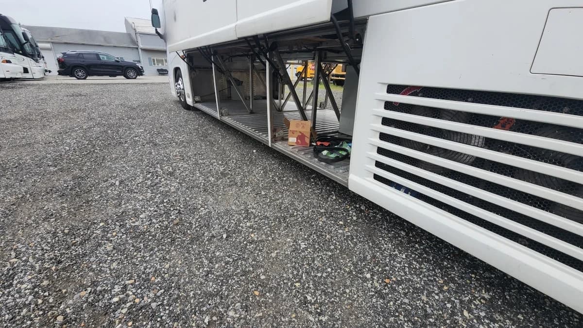 2011 MCI J4500 NEW ENGINE - Image 20