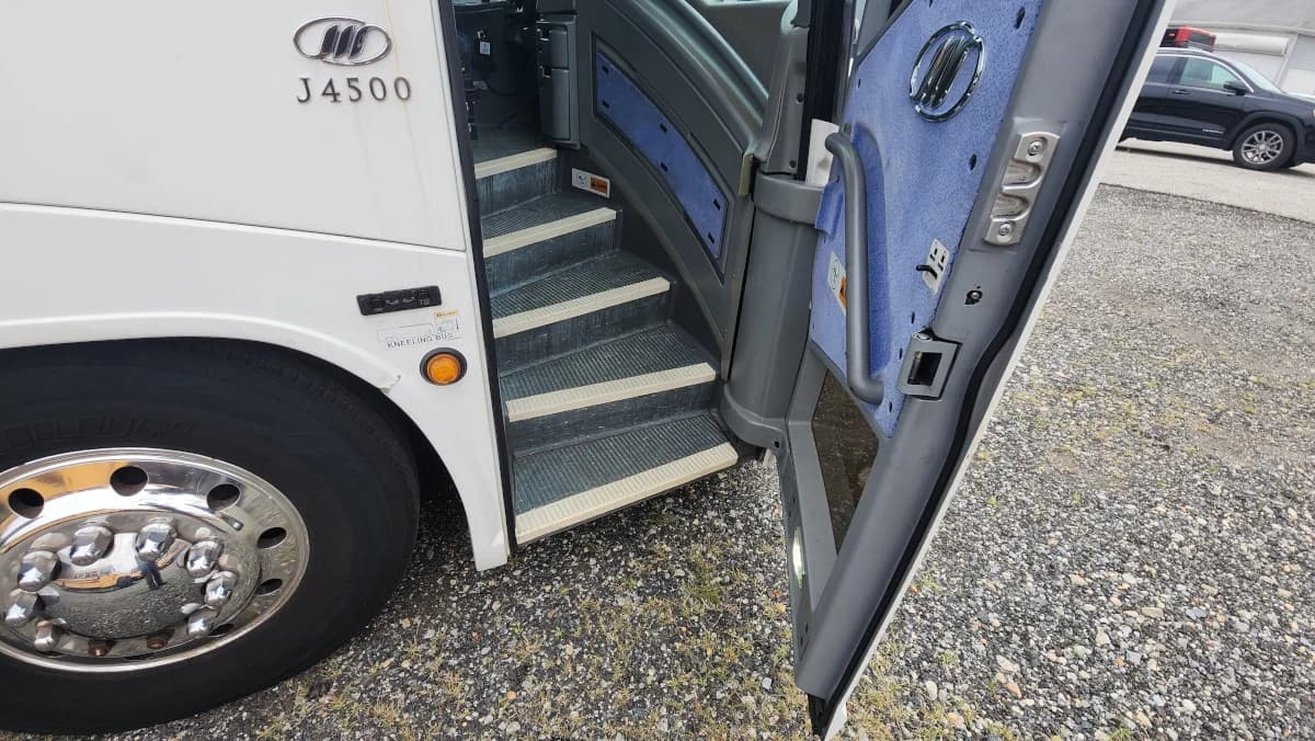 2011 MCI J4500 NEW ENGINE - Image 7