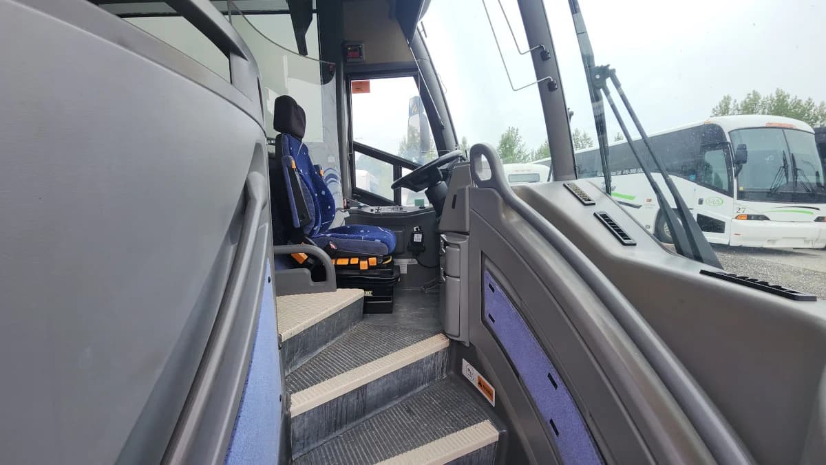 2011 MCI J4500 NEW ENGINE - Image 8