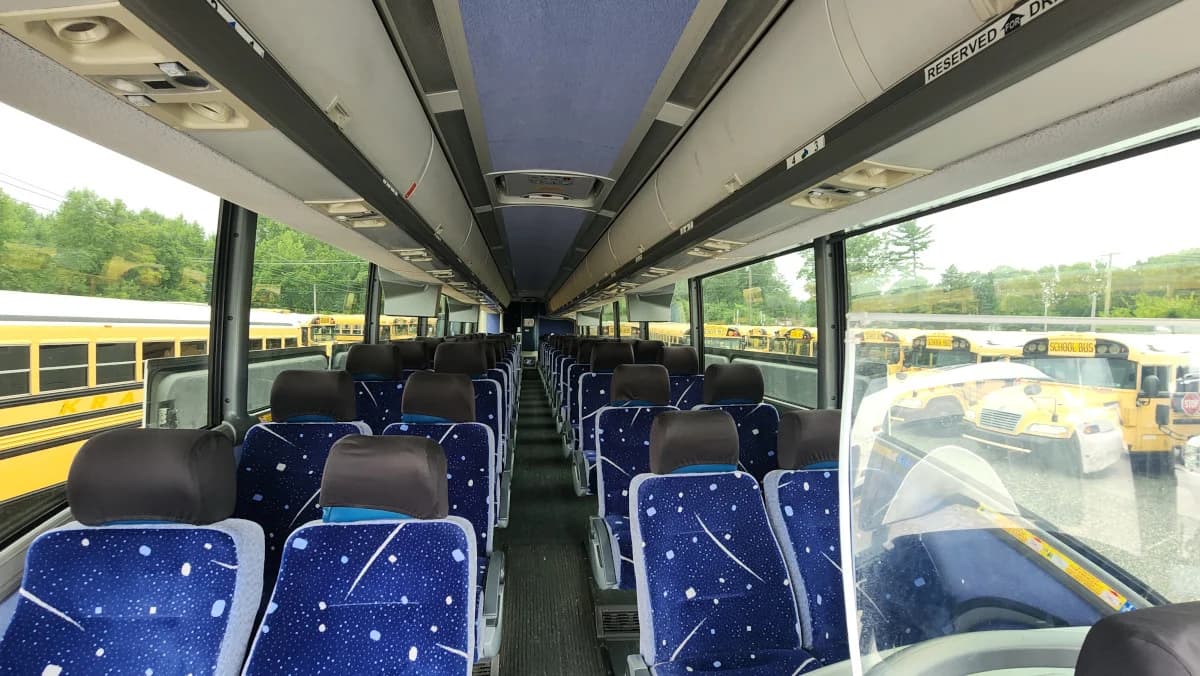 2011 MCI J4500 NEW ENGINE - Image 9