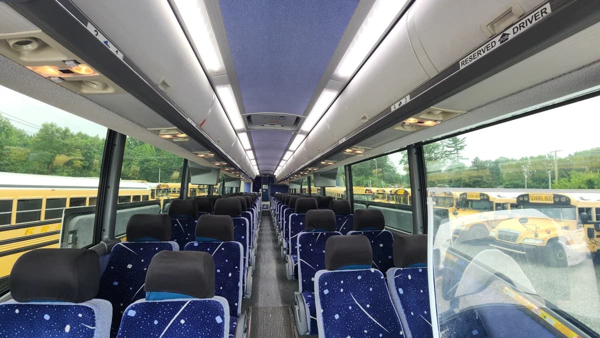 2011 MCI J4500 NEW ENGINE - Image 10