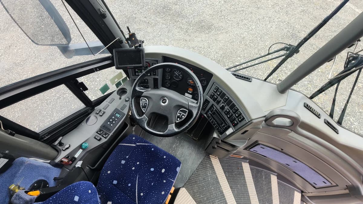 2011 MCI J4500 NEW ENGINE - Image 21