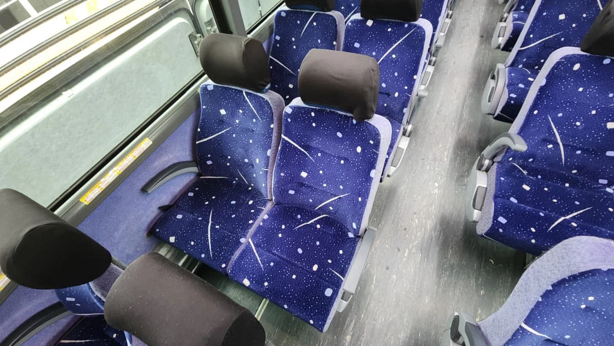 2011 MCI J4500 NEW ENGINE - Image 11