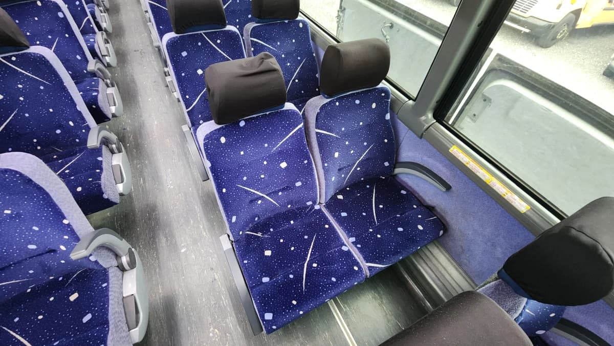 2011 MCI J4500 NEW ENGINE - Image 12