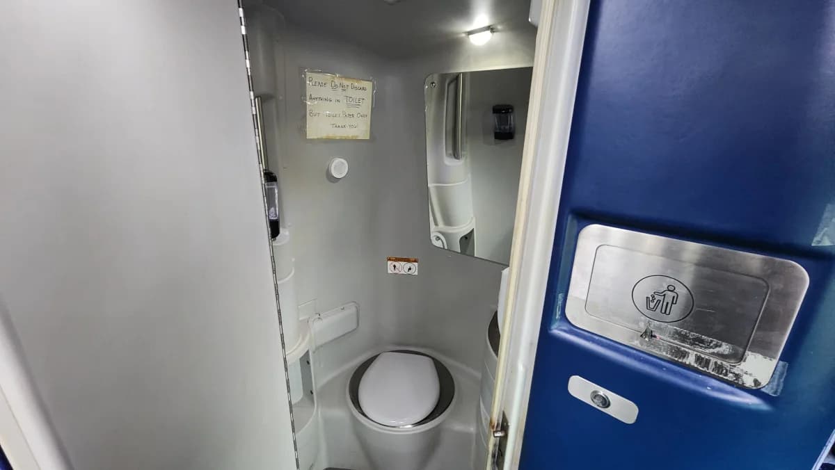 2011 MCI J4500 NEW ENGINE - Image 15