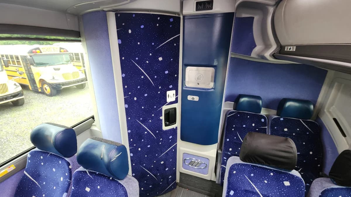 2011 MCI J4500 NEW ENGINE - Image 14