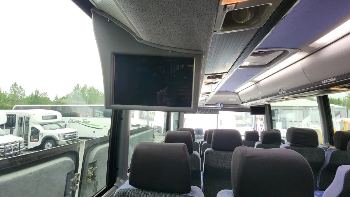 2011 MCI J4500 NEW ENGINE - Image 22