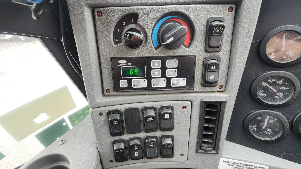 2011 MCI J4500 NEW ENGINE - Image 23