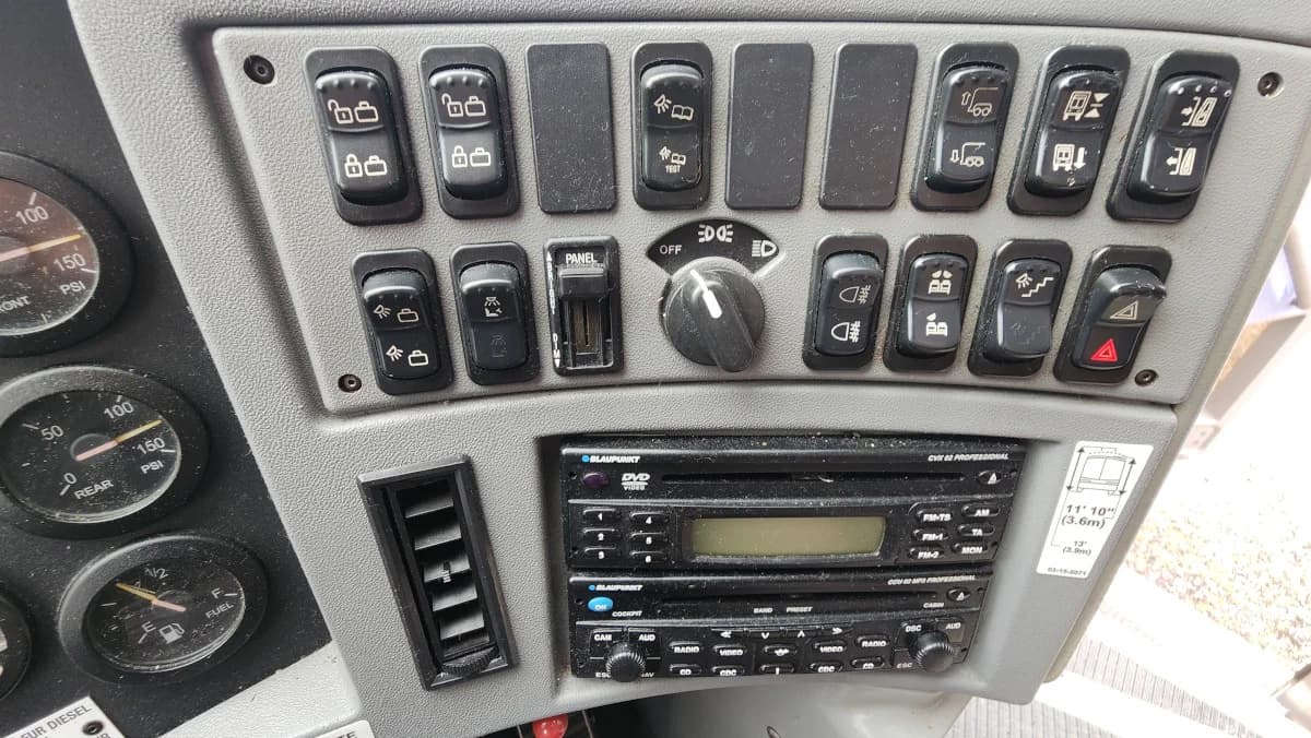 2011 MCI J4500 NEW ENGINE - Image 24