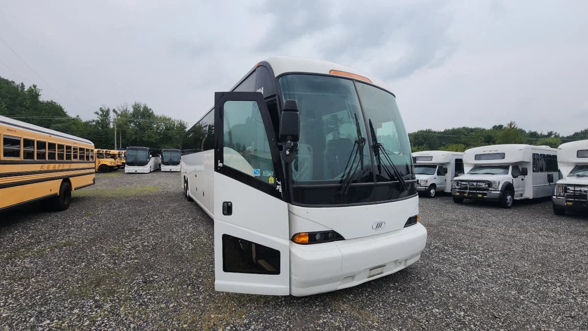 2011 MCI J4500 NEW ENGINE - Image 32