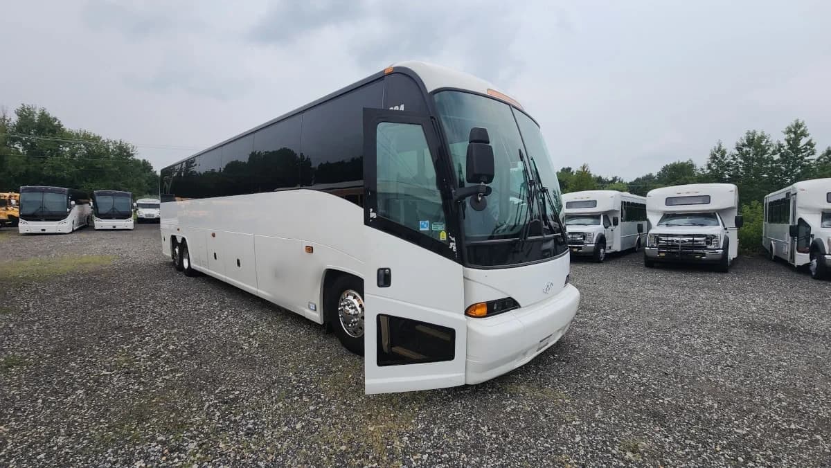 2011 MCI J4500 NEW ENGINE - Image 33