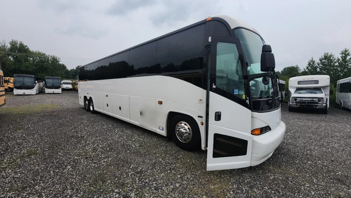 2011 MCI J4500 NEW ENGINE - Image 2