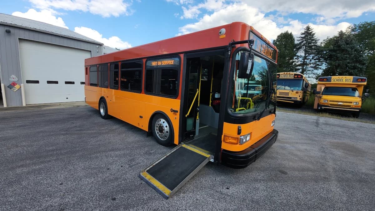 2005 GILLIG Low Floor 28 FT Transit - Image 2
