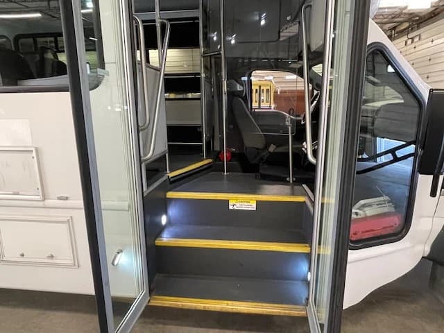 2018 Ford F-550 ADA Starcraft 26P - Image 15