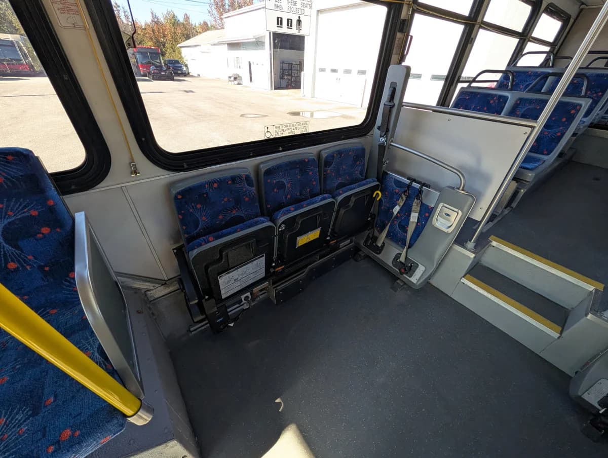 2005 Gillig Low Floor 28FT Transit - Image 13