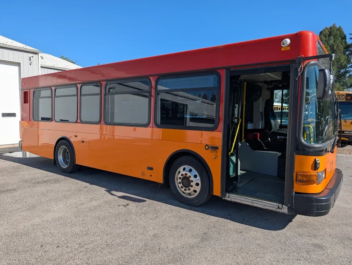 2005 Gillig Low Floor 28FT Transit - Image 2