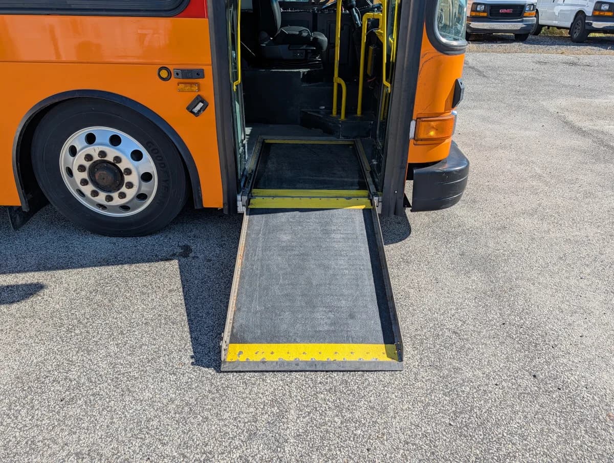 2005 Gillig Low Floor 28FT Transit - Image 6