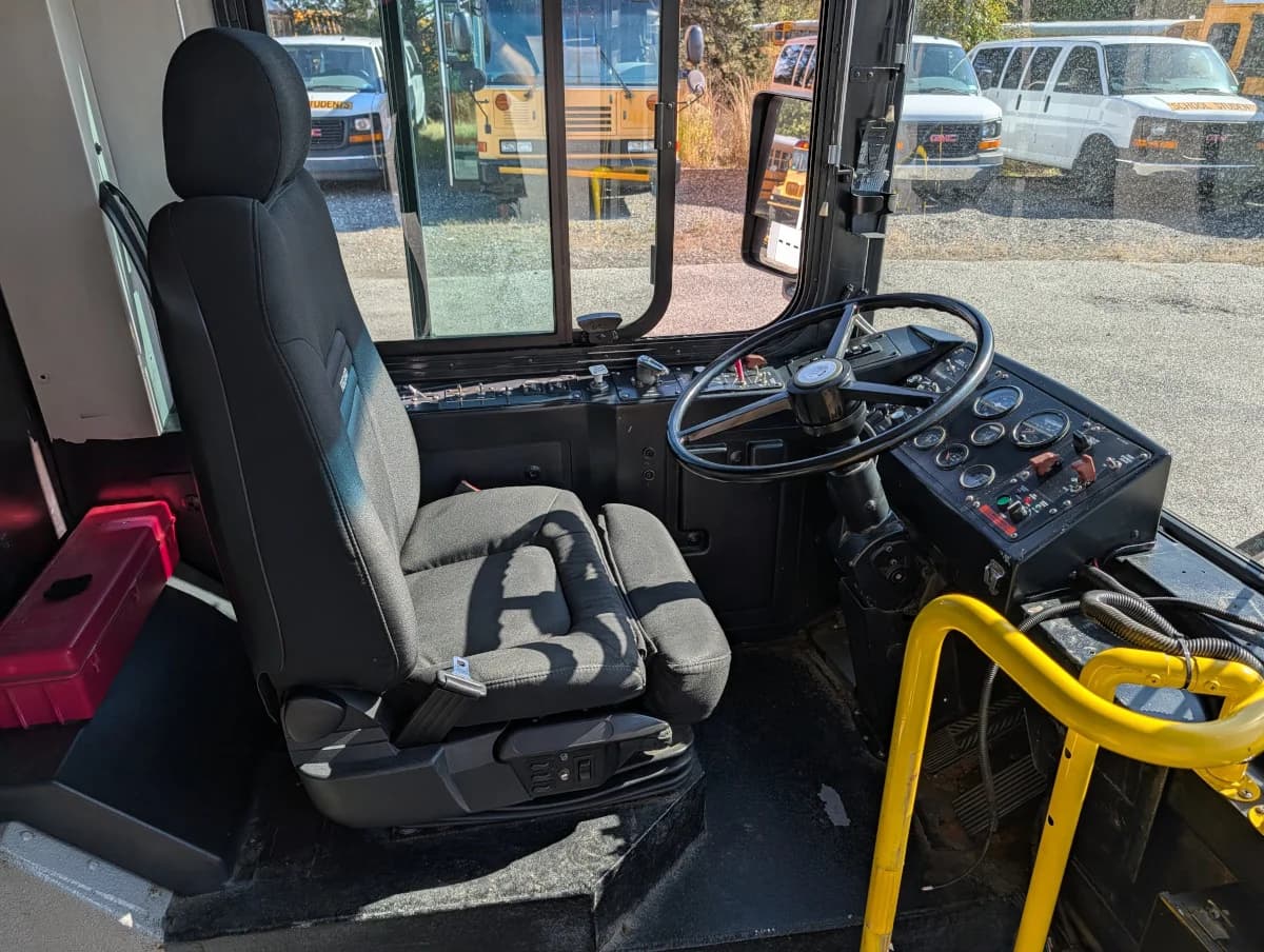 2005 Gillig Low Floor 28FT Transit - Image 8