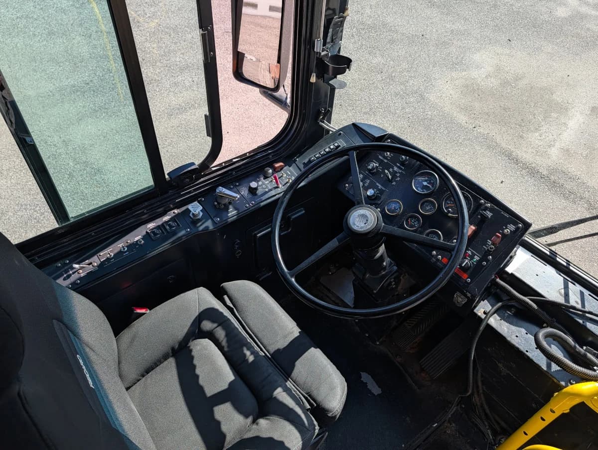 2005 Gillig Low Floor 28FT Transit - Image 9