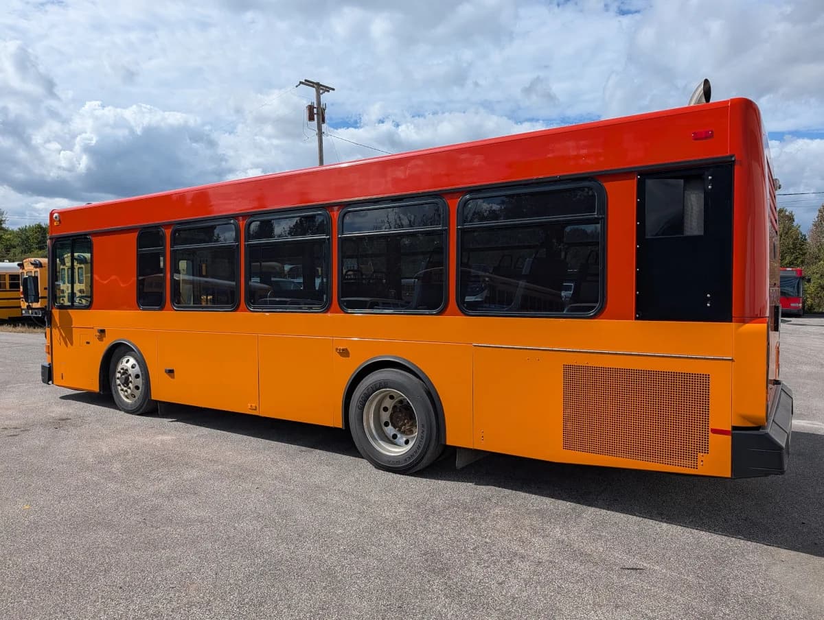 2005 Gillig Low Floor 28 FT Transit - Image 3