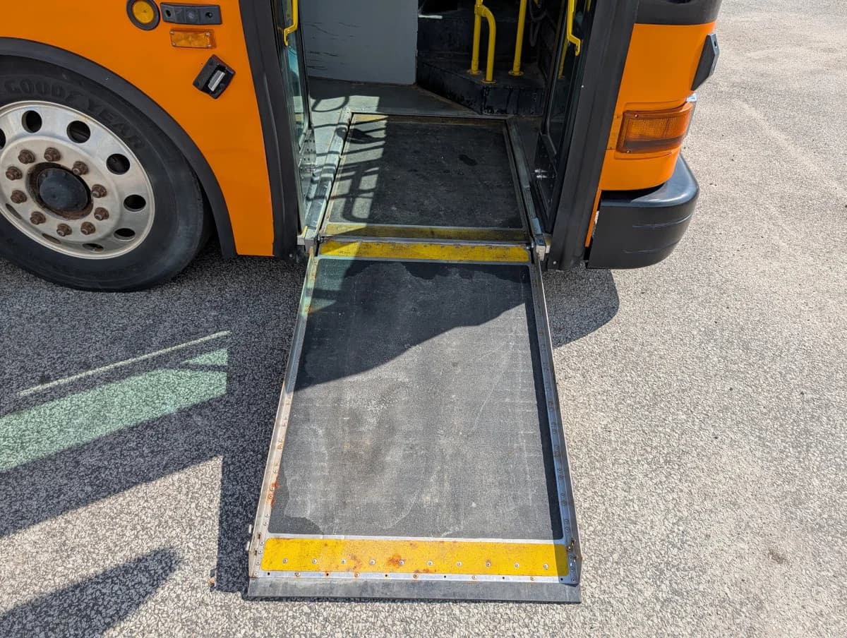 2005 Gillig Low Floor 28 FT Transit - Image 5