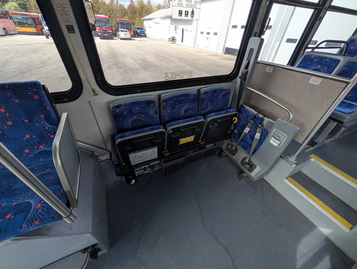 2005 Gillig Low Floor 28 FT Transit - Image 10