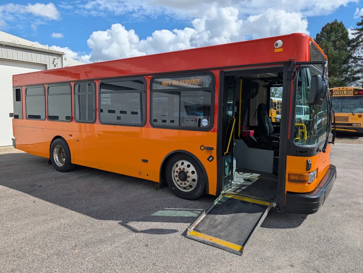 2005 Gillig Low Floor 28 FT Transit - Image 2