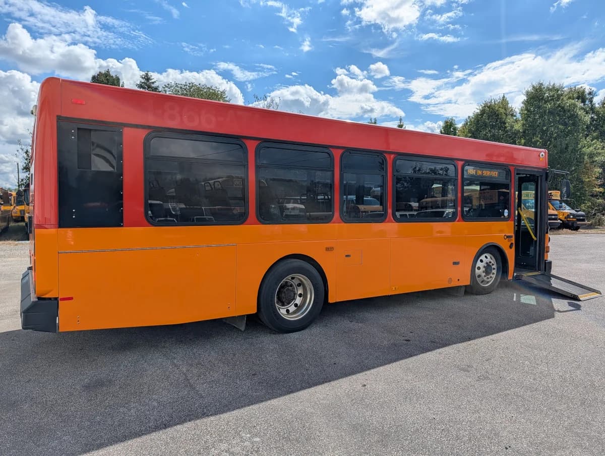2005 Gillig Low Floor 28 FT Transit - Image 4