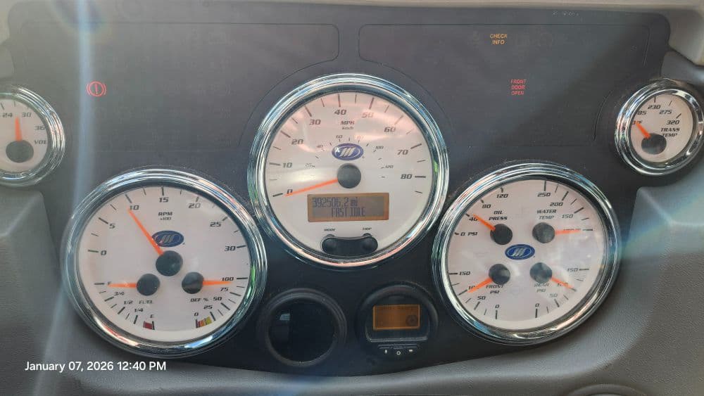 2015 MCI J4500 - Image 9