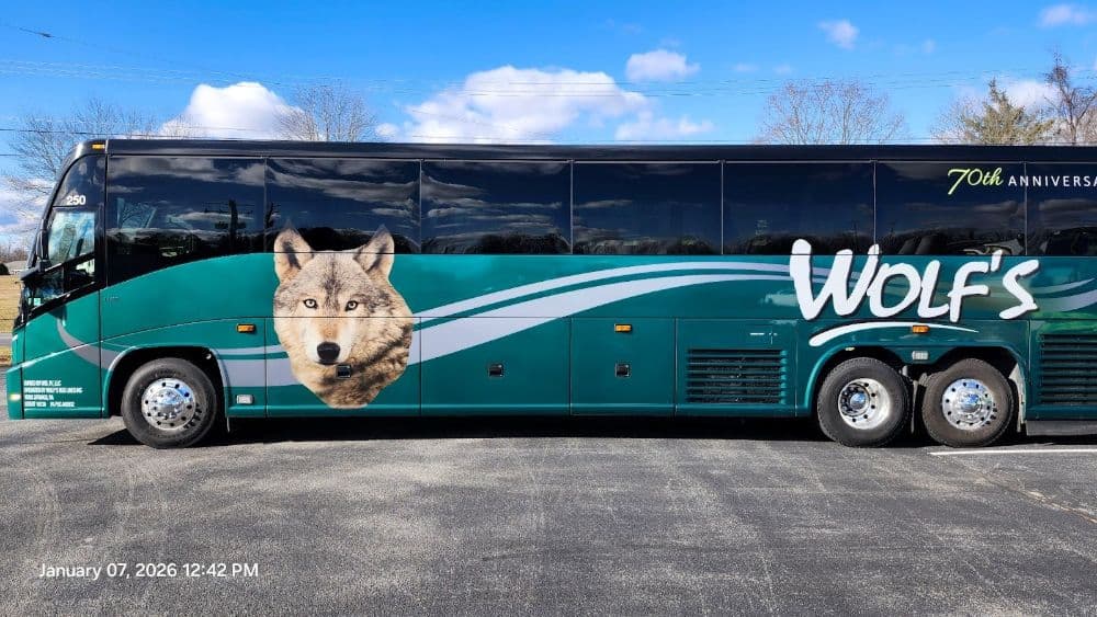 2015 MCI J4500 - Image 2