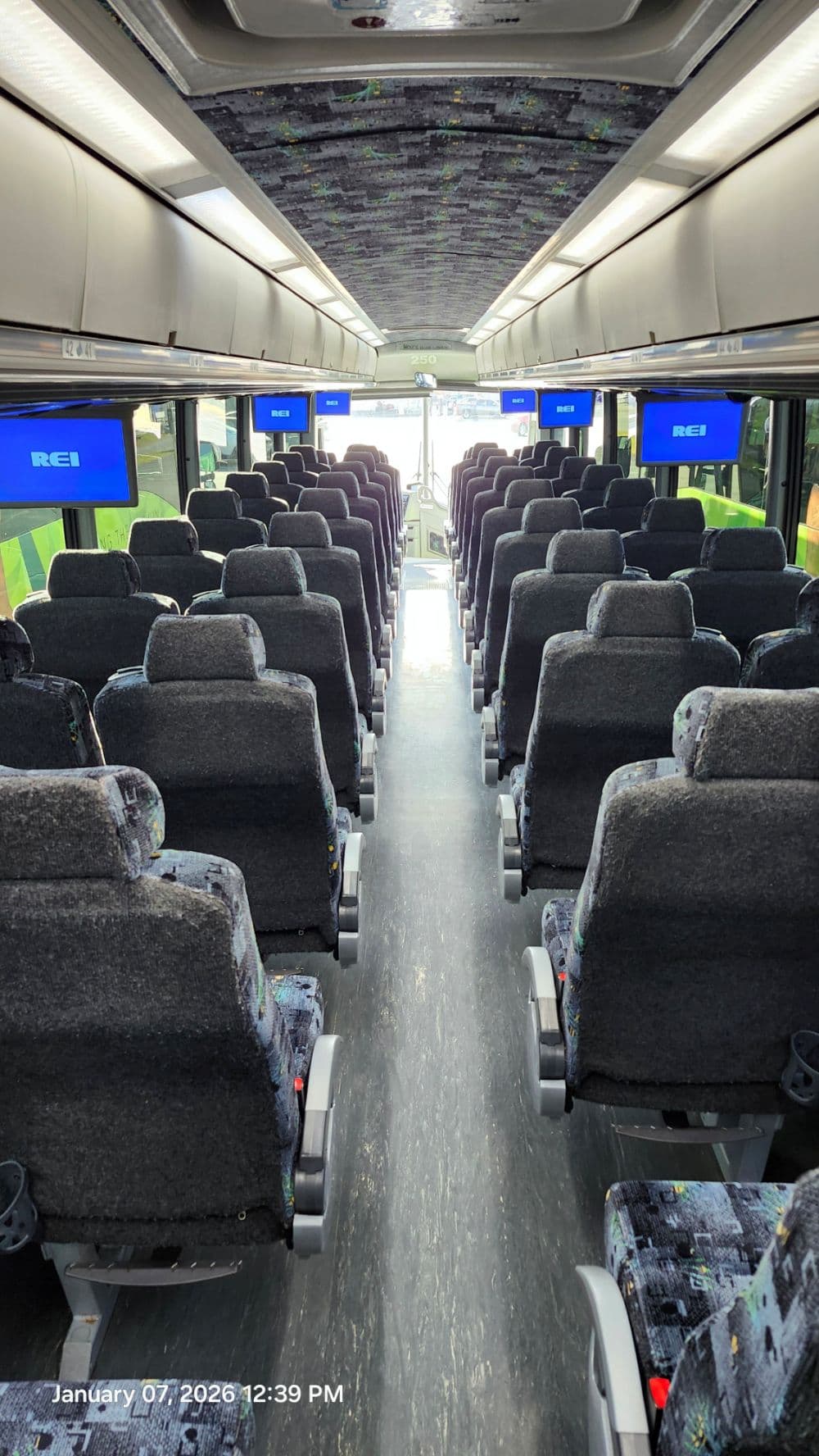 2015 MCI J4500 - Image 6