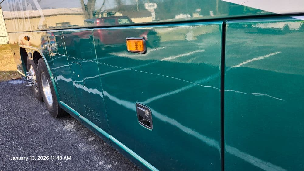 2015 MCI J4500 - Image 13