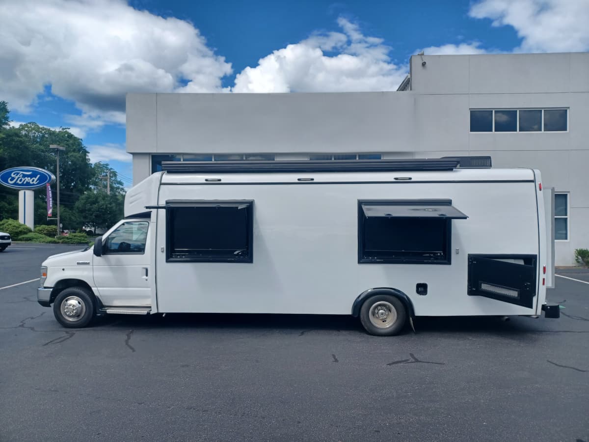 2016 Ford Econoline bus 2016 Ford Econoline bus