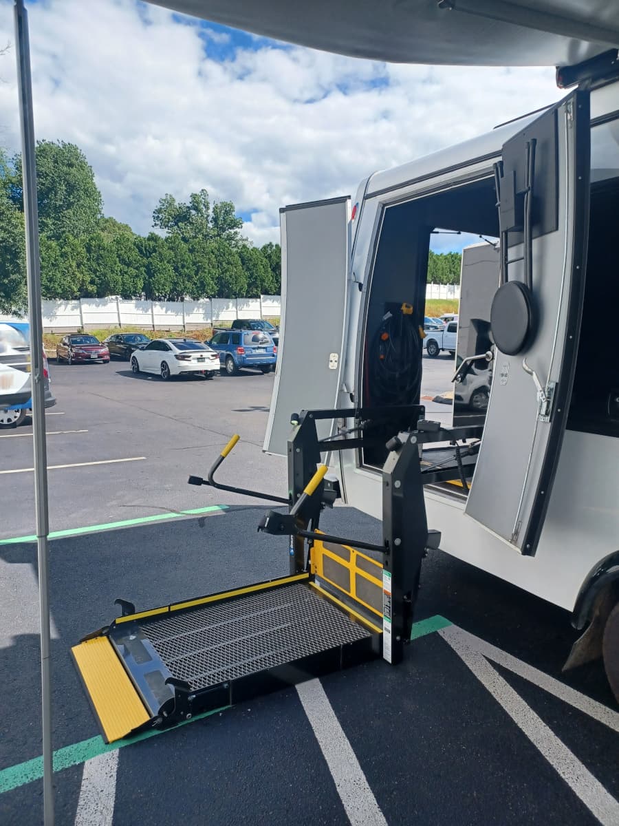 2016 Ford Econoline Cutaway Mini Bus - Thumbnail 6 2016 Ford Econoline Cutaway Mini Bus - Thumbnail 6