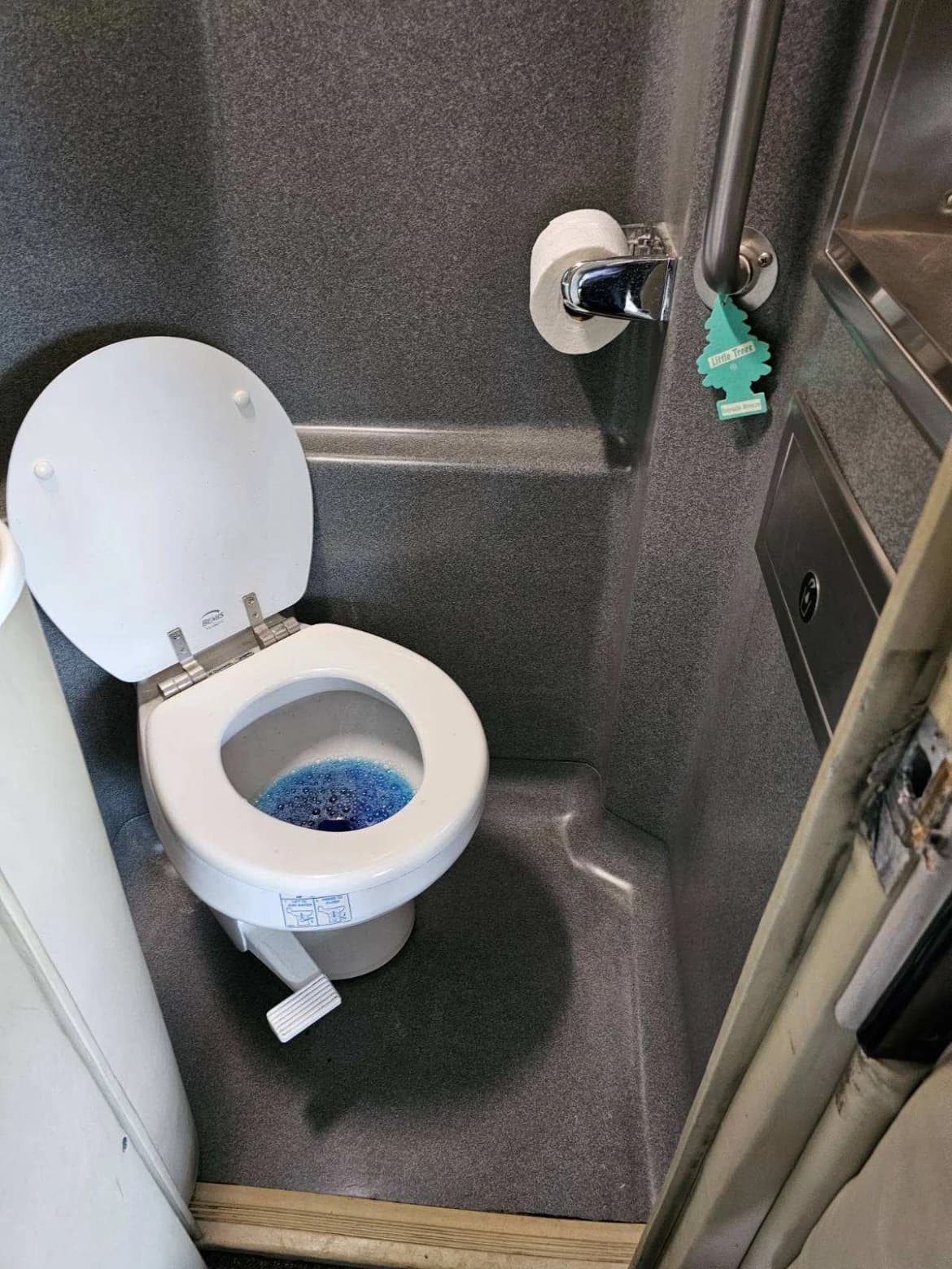 2006 Ford E450 Krystal Koach Limo Bus - Thumbnail 13 2006 Ford E450 Krystal Koach Limo Bus - Thumbnail 13