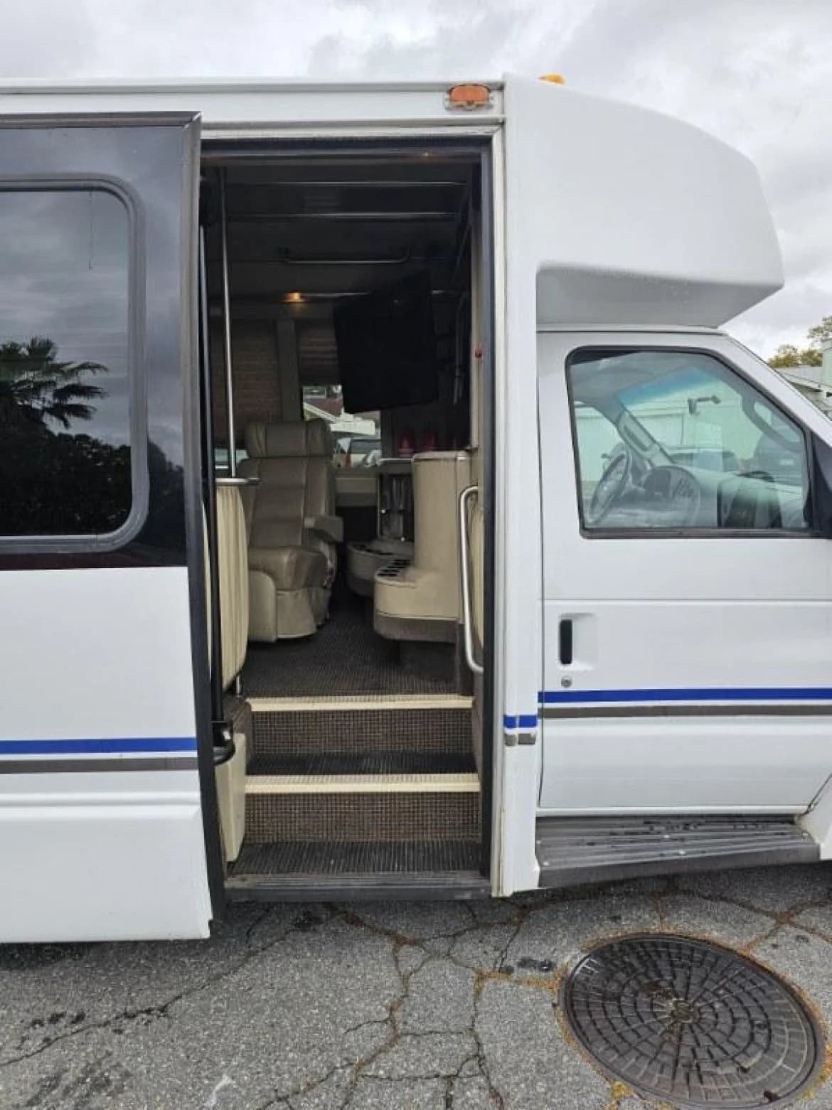 2006 Ford E450 Krystal Koach Limo Bus - Thumbnail 3 2006 Ford E450 Krystal Koach Limo Bus - Thumbnail 3