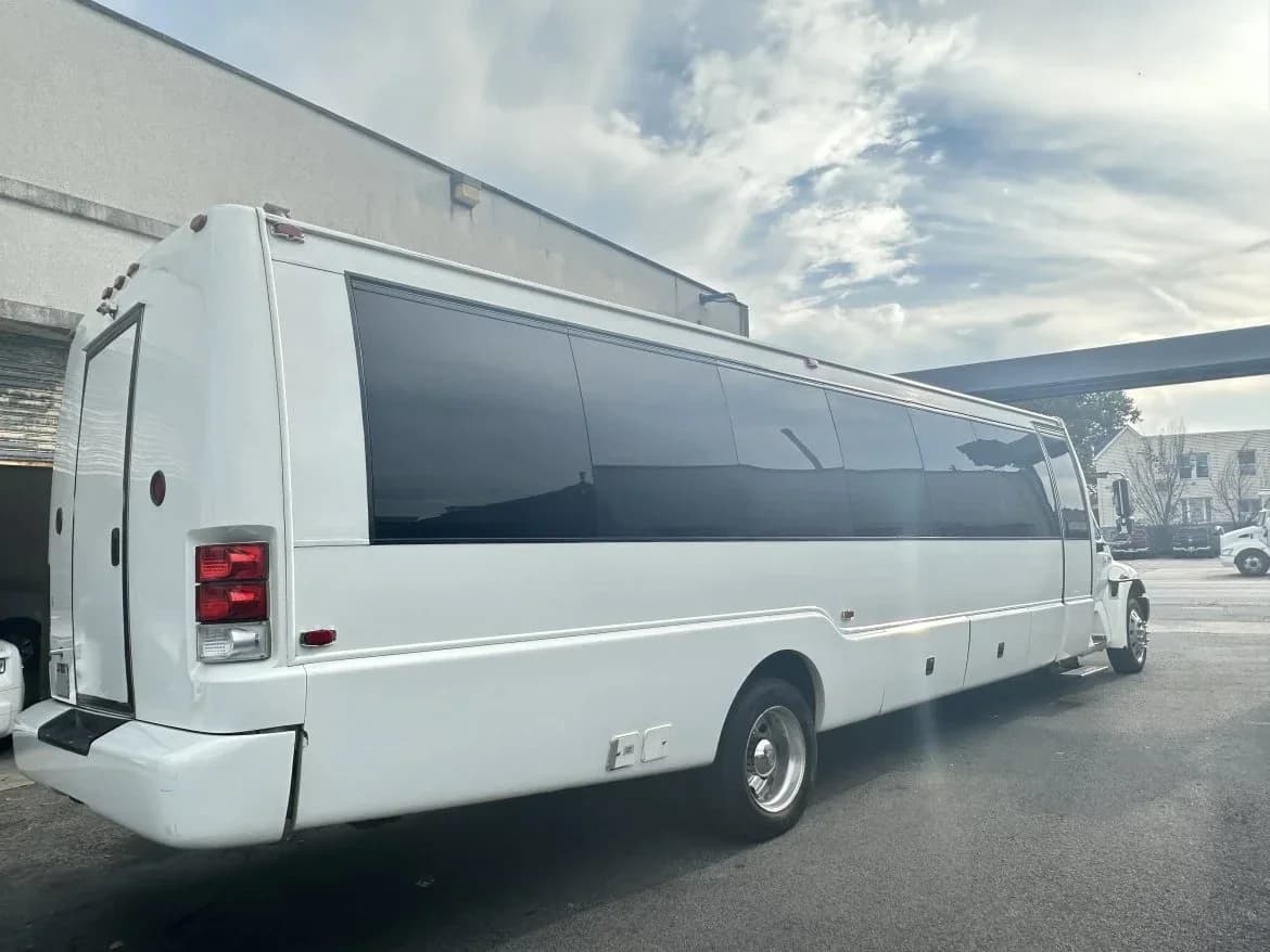 2009 International 3200 Krystal KK38 Limo Bus - Thumbnail 4 2009 International 3200 Krystal KK38 Limo Bus - Thumbnail 4