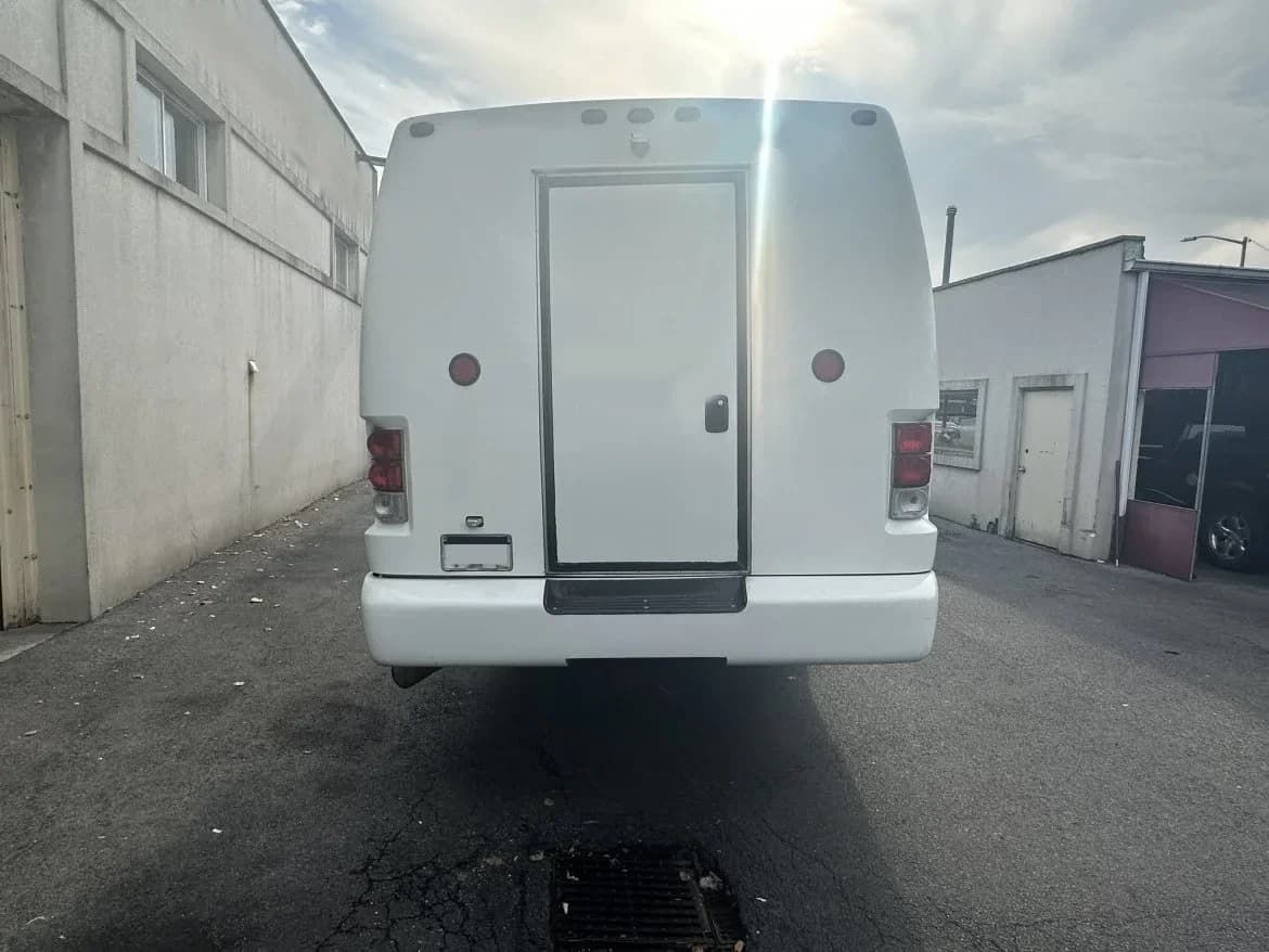 2009 International 3200 Krystal KK38 Limo Bus - Thumbnail 5 2009 International 3200 Krystal KK38 Limo Bus - Thumbnail 5