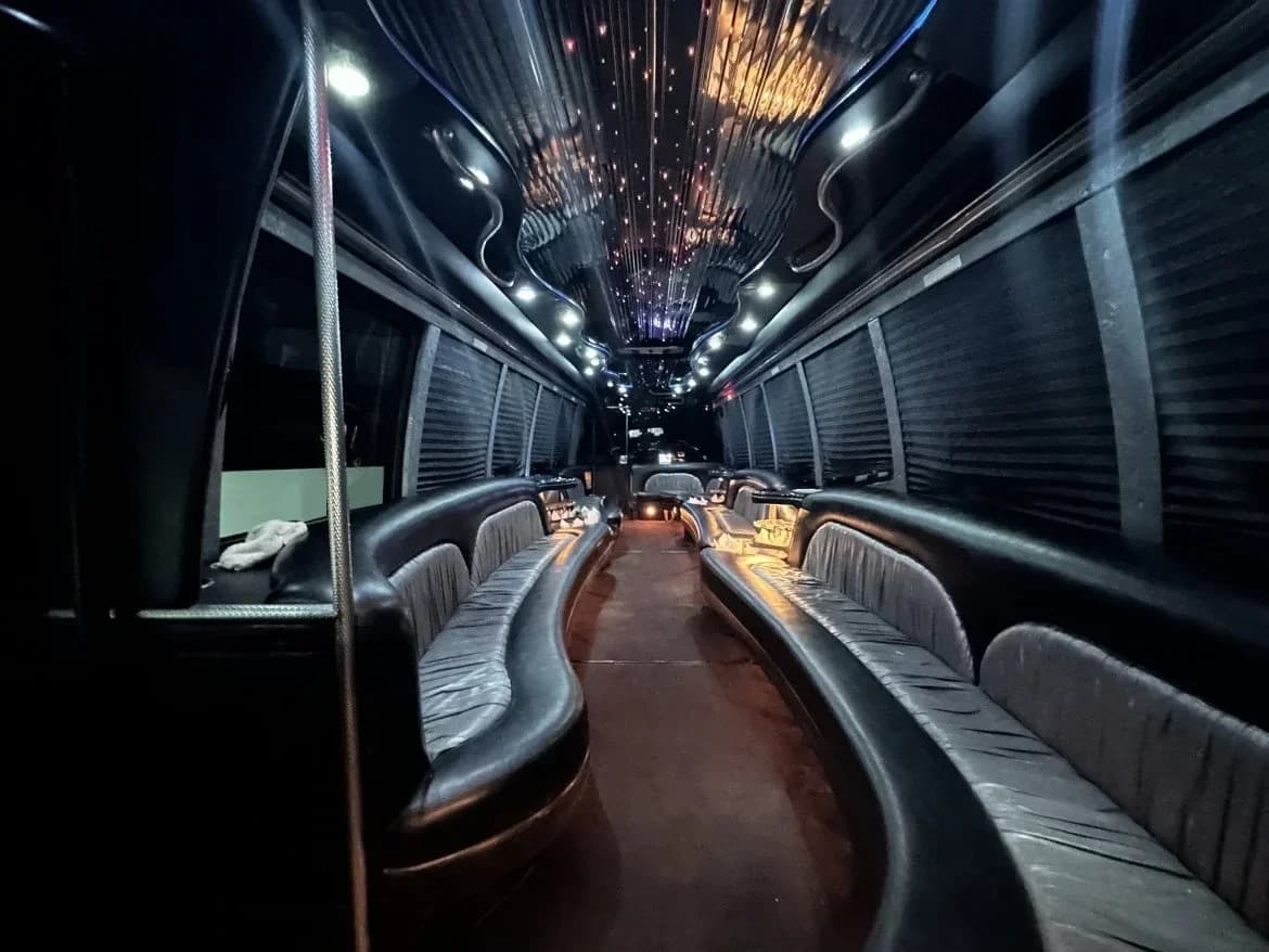 2009 International 3200 Krystal KK38 Limo Bus - Thumbnail 6 2009 International 3200 Krystal KK38 Limo Bus - Thumbnail 6