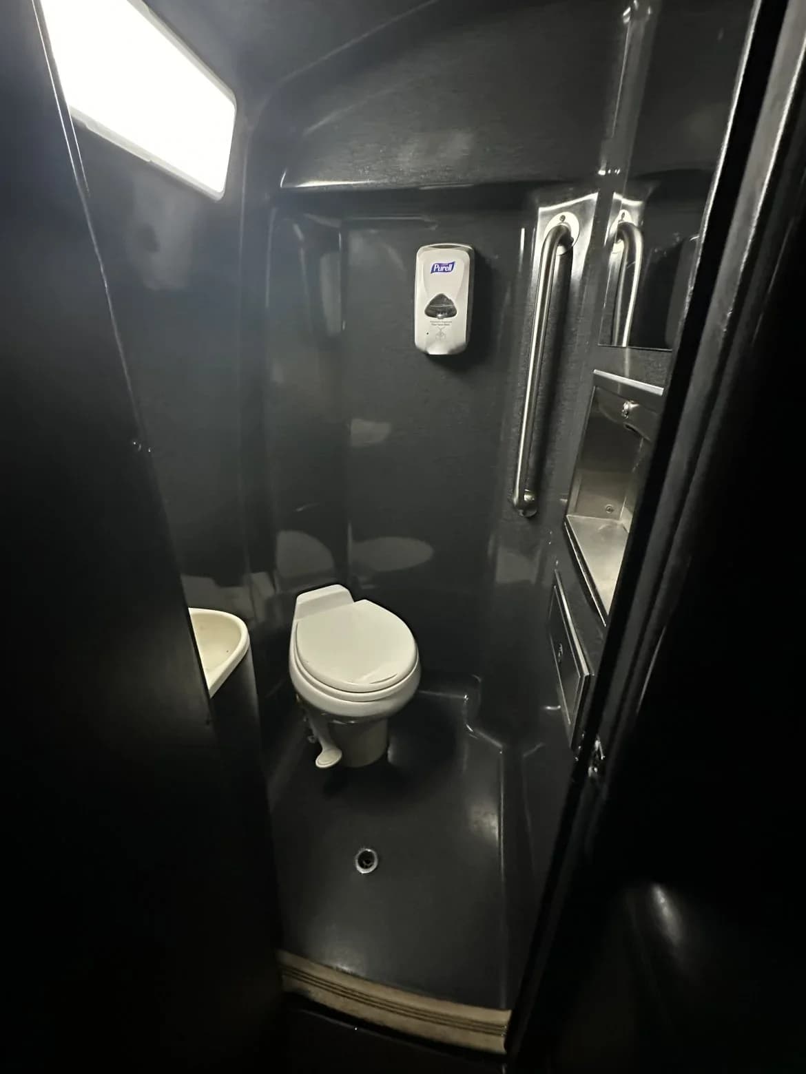 2009 International 3200 Krystal KK38 Limo Bus - Thumbnail 8 2009 International 3200 Krystal KK38 Limo Bus - Thumbnail 8