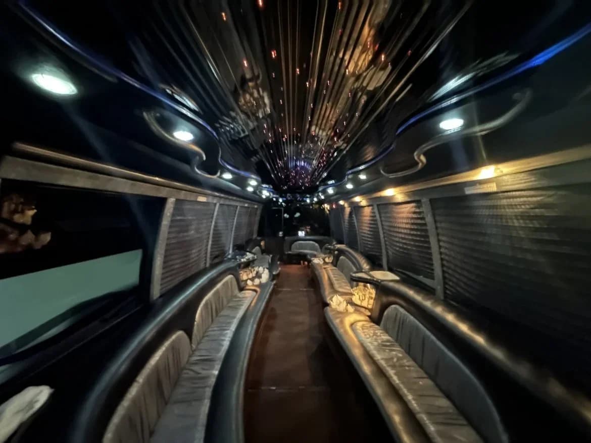 2009 International 3200 Krystal KK38 Limo Bus - Thumbnail 7 2009 International 3200 Krystal KK38 Limo Bus - Thumbnail 7