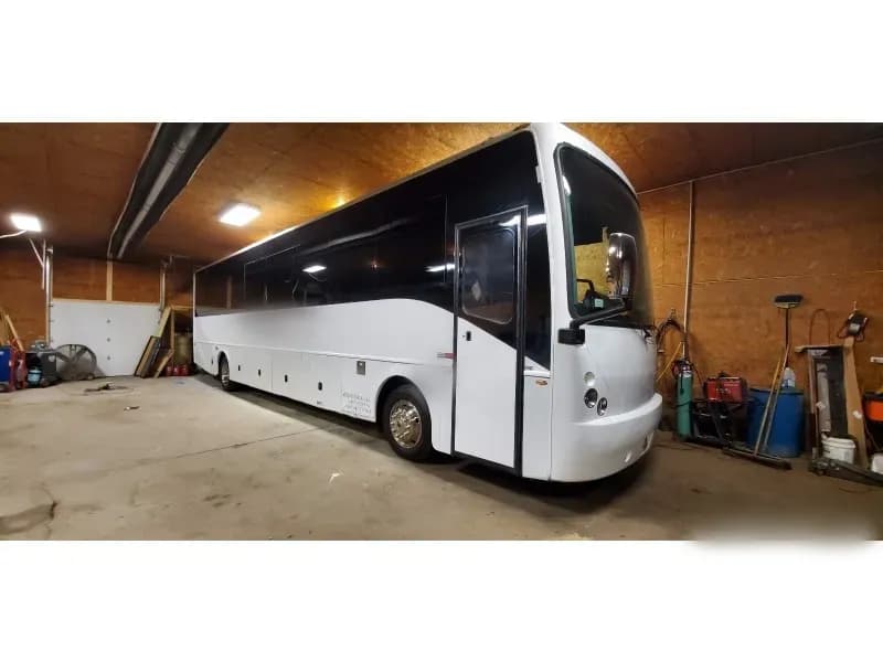 2014 Freightliner Deluxe Motorcoach Limo bus 2014 Freightliner Deluxe Motorcoach Limo bus