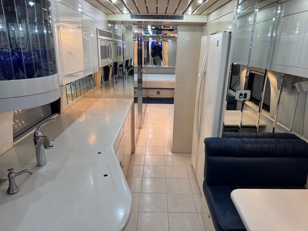 1997 Prevost Vogue XL Motorhome - Thumbnail 11 1997 Prevost Vogue XL Motorhome - Thumbnail 11