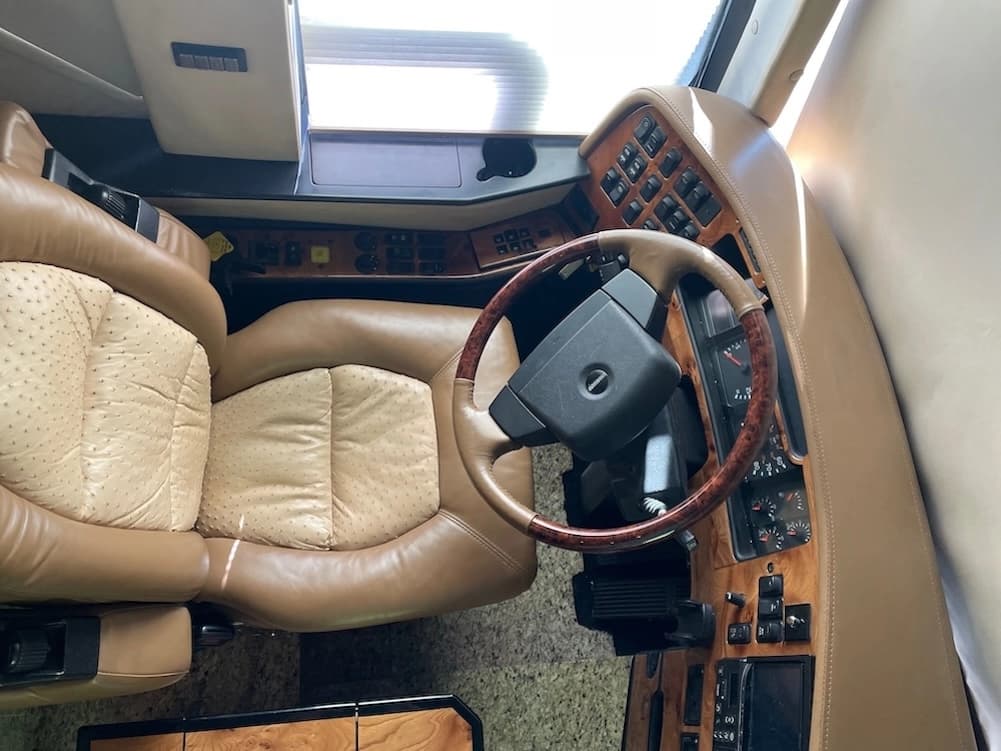 2002 Prevost Featherlite H3-45 Motorhome - Thumbnail 12 2002 Prevost Featherlite H3-45 Motorhome - Thumbnail 12